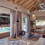Chris & Jo Villas, Enchanting Escapes, With Heated Pools & Seaviews By Thinkvilla 빌라