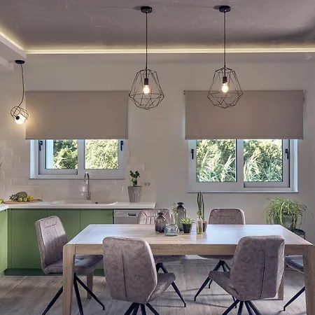 Chris & Jo Villas, Enchanting Escapes, With Heated Pools & Seaviews By Thinkvilla וילה